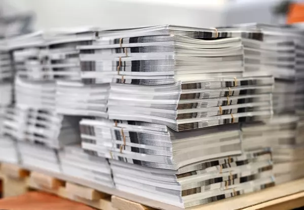 gestapelde magazines